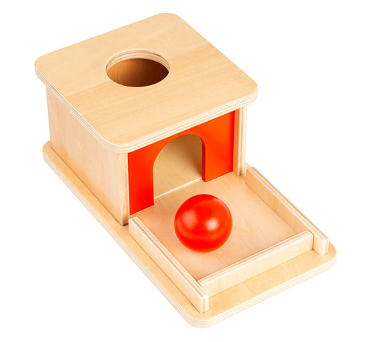 Caja con bandeja y pelota